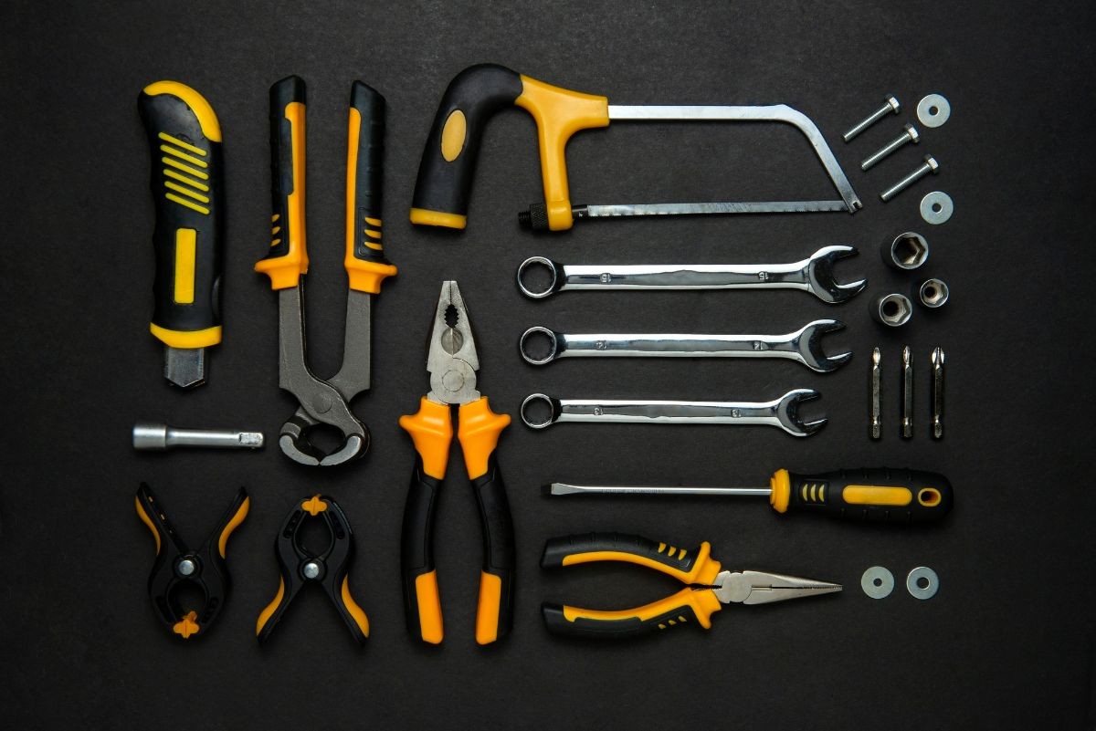 bancada com varios tipos de ferramentas manuais